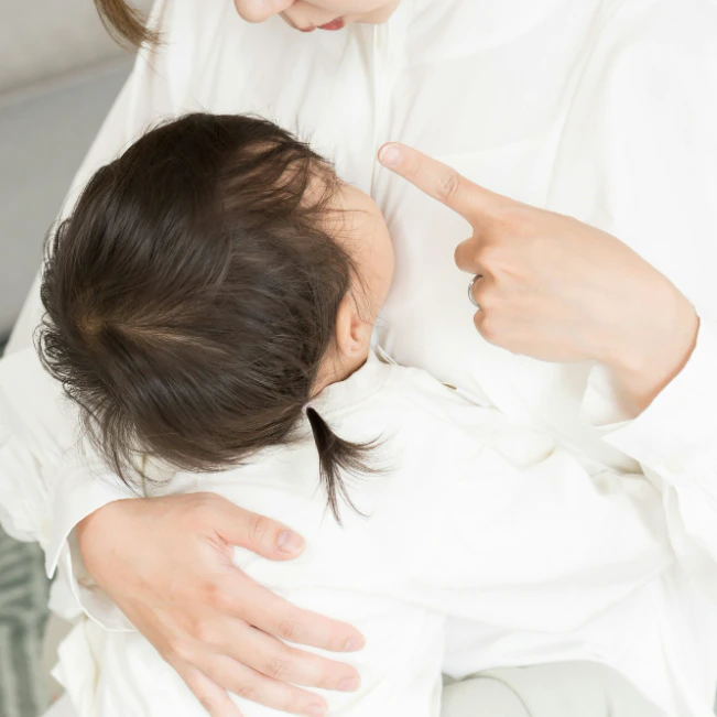 寝室でふざける1歳半に「ママ下に行くよ！」と一言…泣いてしがみつく姿に「脅し？」と悩むママの葛藤