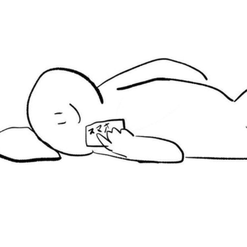 寝転んでスマホを見る飼い主→「毎日これ」愛犬の激カワ行動に7.1万いいね「幸せでしかない」「理想」