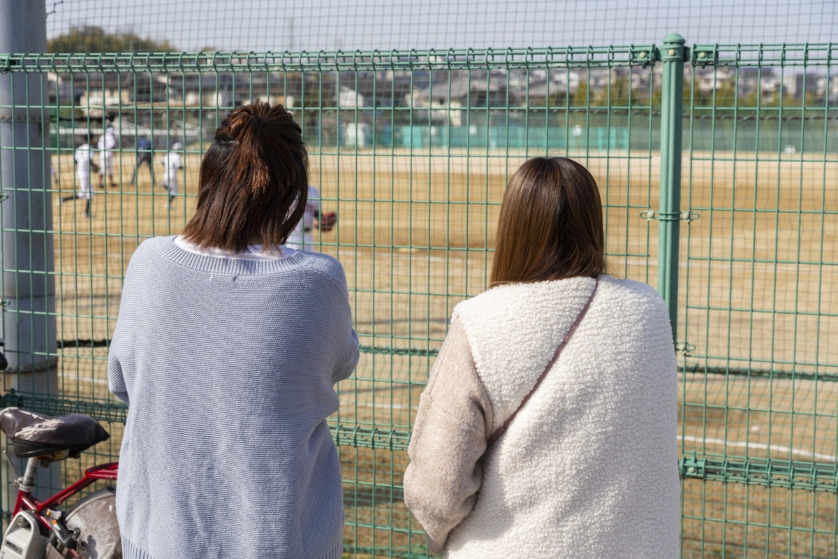 背後からじっとりと見て「楽しそうだね…」→嫉妬心むき出しのママ友が怖い｜粘着質なママ友