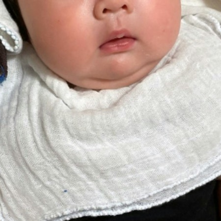 「え！置かれた！」赤ちゃんのびっくり顔に8600いいね「ママ…裏切ったのね…？」「表情完璧」