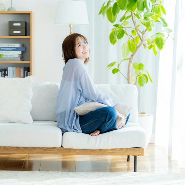 休日の妻がずっとご機嫌な理由→リビングで過ごす姿に4.8万いいね「最高」「明日これになりたい」