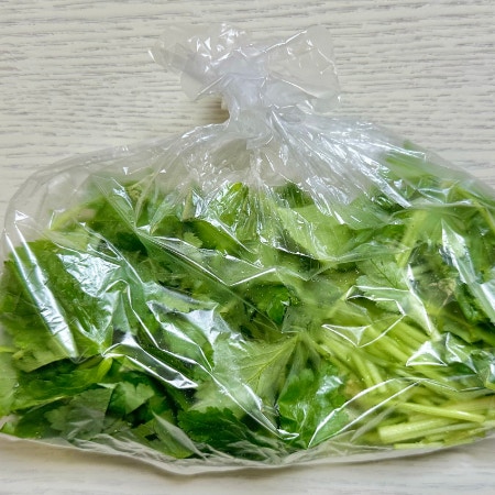 年末は価格3〜4倍!?【アイラップ】「三つ葉」の冷凍テクに反響「私もここ数年コレ」「青菜は高くなる」