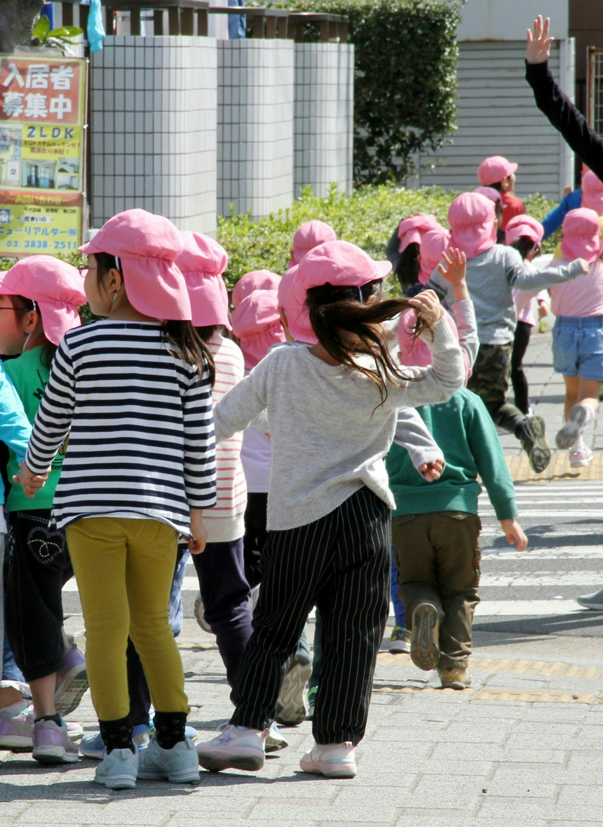 「窓の外を見ていたら」通りすがりの保育園児と赤ちゃんの交流に2万いいね「尊い」「癒やされる」