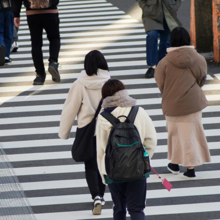 前を歩く人達が【ある地点で左を見る】→真相にほっこりした話に4万いいね「映画みたい」「余裕が素敵」
