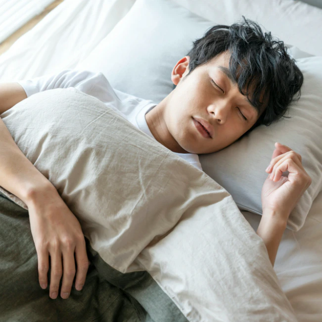 「新生児なのかな？」21時就寝で翌朝9時過ぎも爆睡…週末ずっと寝ている夫に呆れ