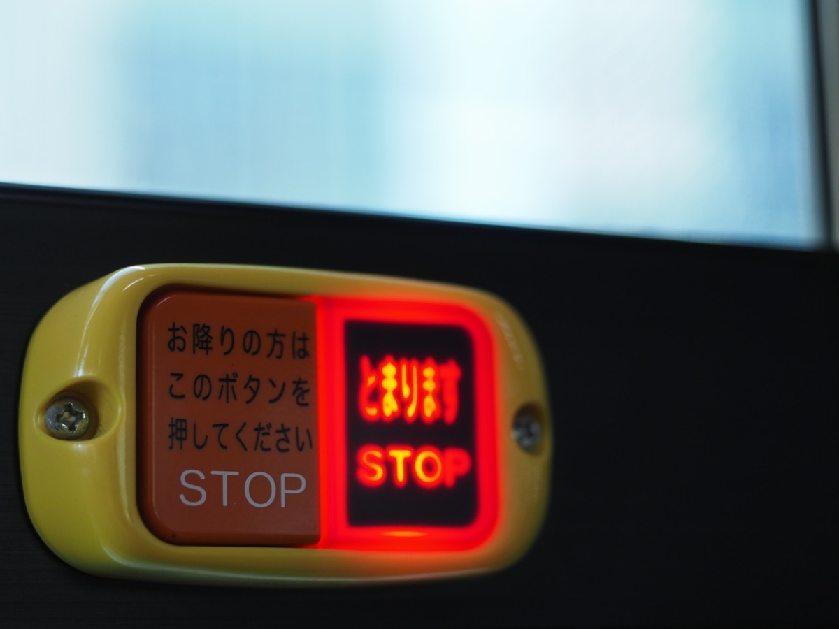 バス内で「ボタン押したい！」発言繰り返す子に→乗客の対応に17万いいね「素敵」「優しい世界」