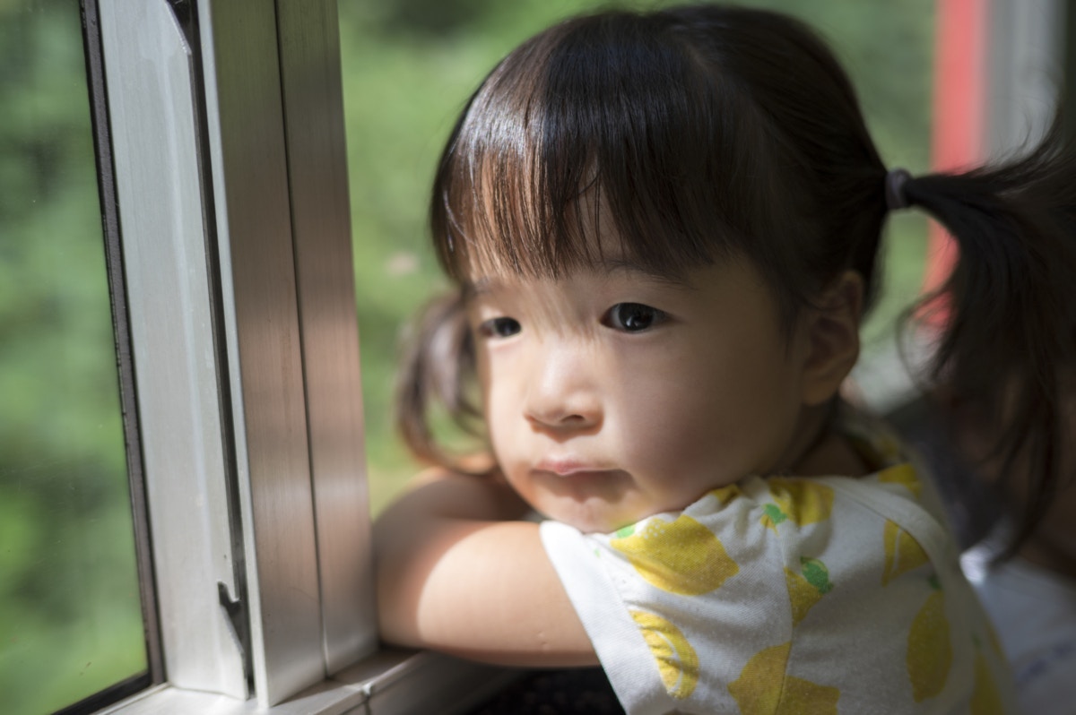 幼児連れの親、電車で席をゆずられても座らない理由に24万いいね「微笑ましい」「親子団結」