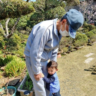 可愛すぎて悶絶！ じいじにべったりな孫の姿に5.2万いいね「まさに日本の宝」