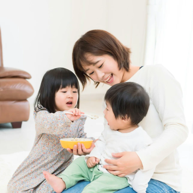「夜はもっと寝てくれてええんやで」上の子と全然違う…生後6ヶ月の息子育児に奮闘中のママのリアル