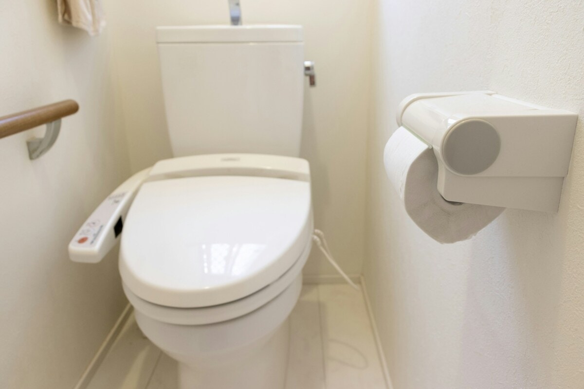 2歳児がトイレを占拠し「有料化宣言」→面白ルールに7万いいね「絶妙な値段」「PayPay使えるのw」