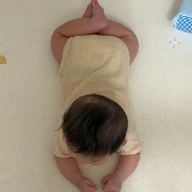 うつ伏せの赤ちゃんを撮ったら→視線を全部持っていった「あんよ」に1.3万いいね「栄養たっぷり」「ヨガ？」