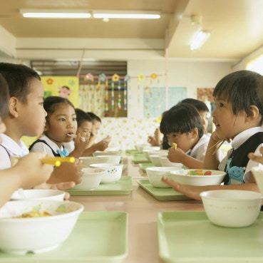 5歳児「給食で意味わかんないの食べた」→まさかの正体に1.4万いいね「スポンジ案件」「メイクパフかと思った」