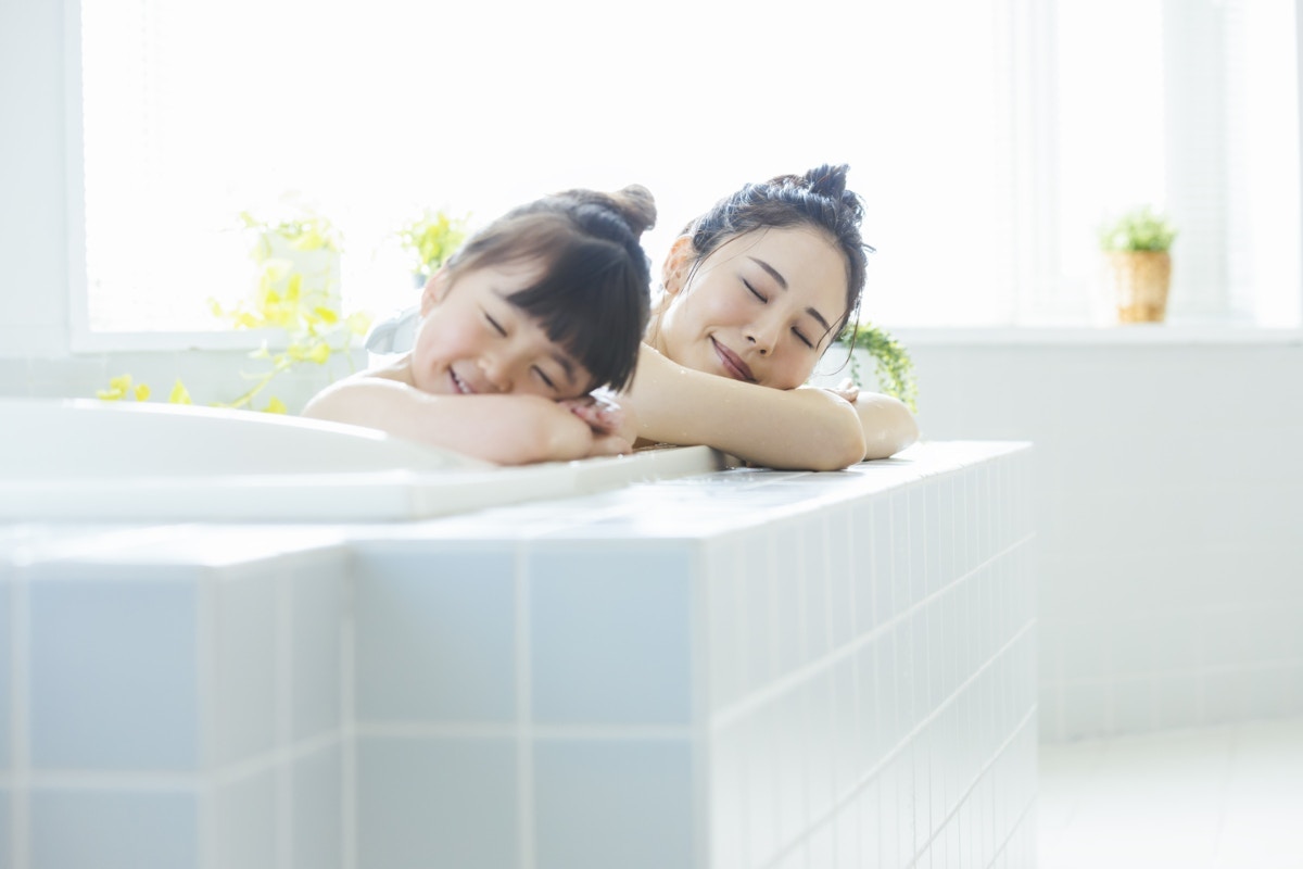 お風呂で追い炊きボタン押したら→2歳児に注意された母に7万いいね「いい子すぎ」「私も言われた」