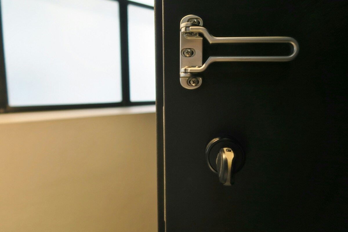 玄関掃除中『カチャ…』→鍵の音に背筋が凍った…「どうなっていたことか」母が体験した恐怖エピソード
