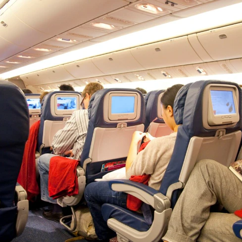 飛行機の「行き」と「帰り」でまさかの隣席！？優しさから始まった奇跡の再会に7000いいね