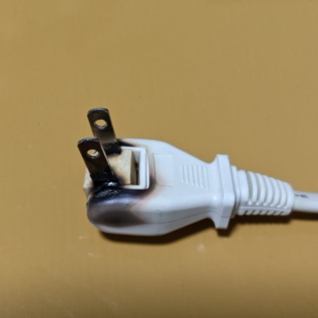 【今すぐ確認して】家庭で起きた“丸焦げコード事件”→恐怖体験の原因に5万人が反響「血の気が引く」