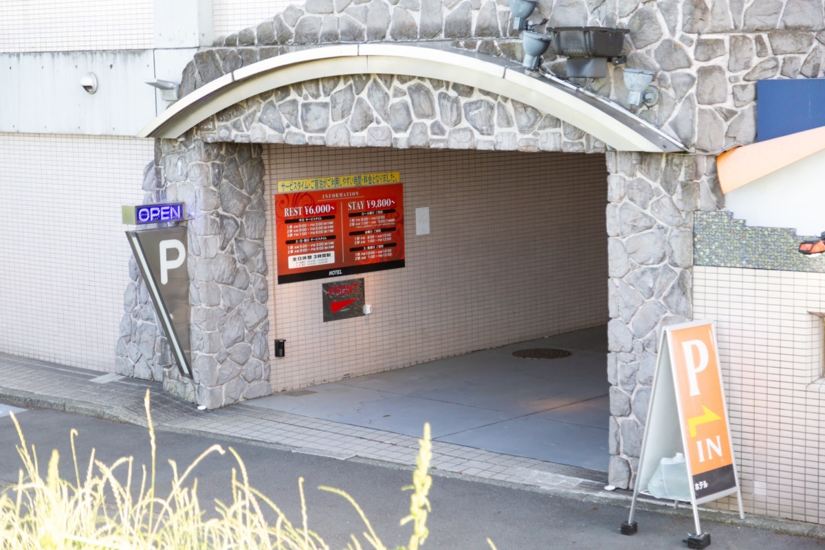 不倫バレで涙の謝罪から【わずか3日】→ラブホテルに現れた夫と不倫相手に「地獄の制裁」かました話