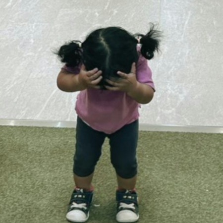 【悶絶】トンネルで頭を守るわが子→あまりに慎重な姿に11万いいね「えらい」「危機管理の意識高い」