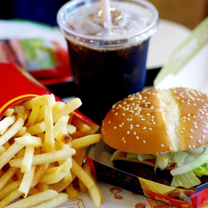 「泣きながら冷えたファストフードを食べた」産後3週間ママの叫びに大反響