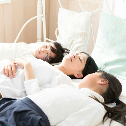 「お布団かけますよー」パパの掛け声に家族3人が“気をつけ”で待機！1.7万いいねの寝る前ルーティン