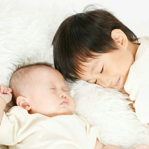 0才が泣いていると小3の兄がそっと隣へ→まさかの理由に2千いいね「自己肯定感爆上げ」「ほっこり」