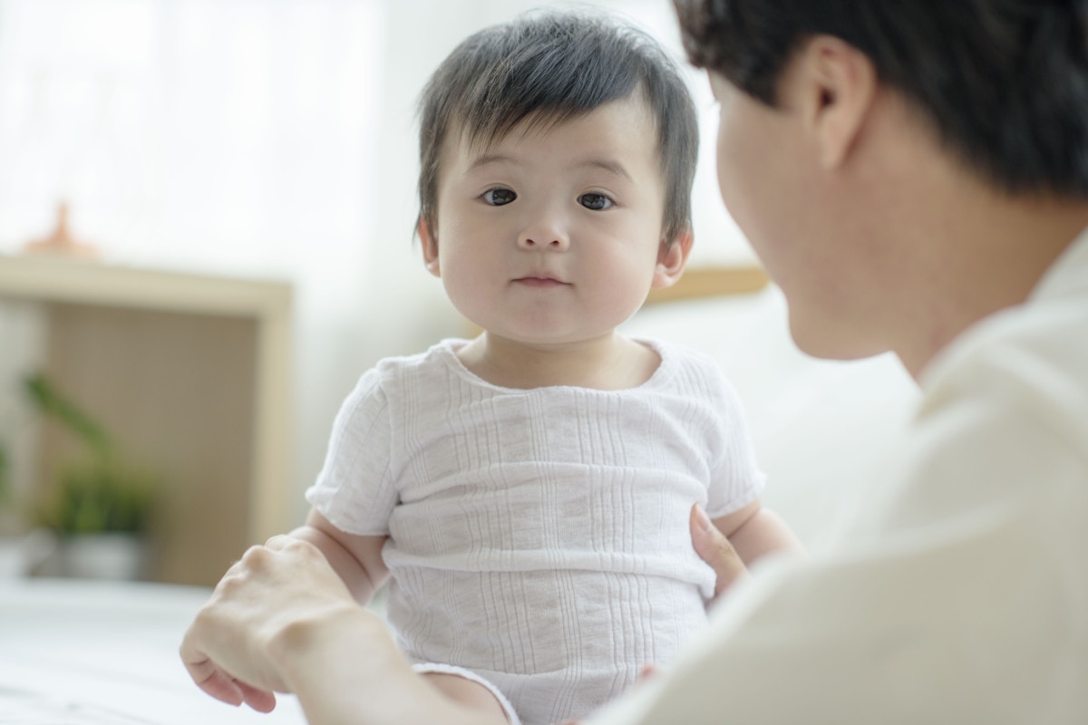 笑った赤ちゃんに興奮した夫→「ねえ！」独特の表現に4900いいね「びっくりするよね」