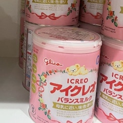 「育児してるってこういうこと」ミルク缶の横に並ぶストック写真に5千いいね「わかりすぎる」「保護者用ミルク最高」