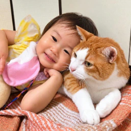 【かけがえのない思い出】娘と猫の寄り添う姿に3万いいね「大きくなってもずっと仲良し」「にゃんこからしたら妹」