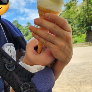 1歳児の目の前でソフトクリームを食べていたら→下からちゃっかり実食する姿に26万いいね「可愛い」「ちょっとしあわせ」