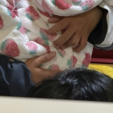 【かわいい】毛布に包まれスヤァ…赤ちゃんじゃないけど「母性出る」癒やしの光景に1万いいね