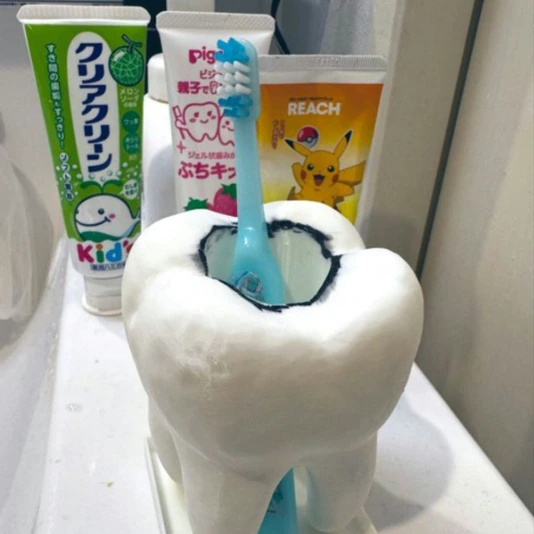 歯の形をした歯ブラシ立て、娘が自由にアレンジ→完成品を見たらまさかの姿に4.3万いいね「これは面白い」