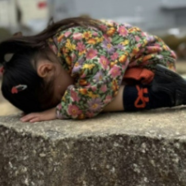 3歳娘のかくれんぼ→丸見えなのに“隠れてると思った”理由に1万いいね「間違いなく…」「可愛すぎ」