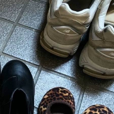 3人家族の玄関、“4足目の持ち主”に11万いいね「呼び捨てがおもろい」「並べててかわいい」