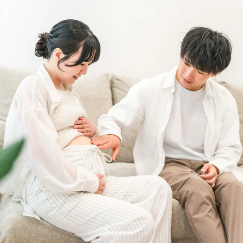妊娠中の腹痛に苦しむ妻へ…夫が提案した意外な対処法に1.5万いいね「幸せのお裾分け」