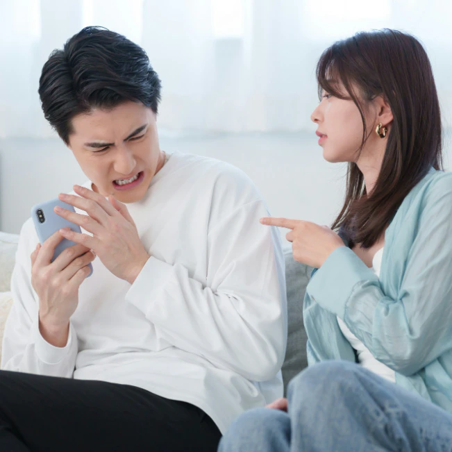 「なんか眠れなくて」リビングで寝ている夫にモヤッ…夜中に身動きが取れないママたちのリアルな悲鳴