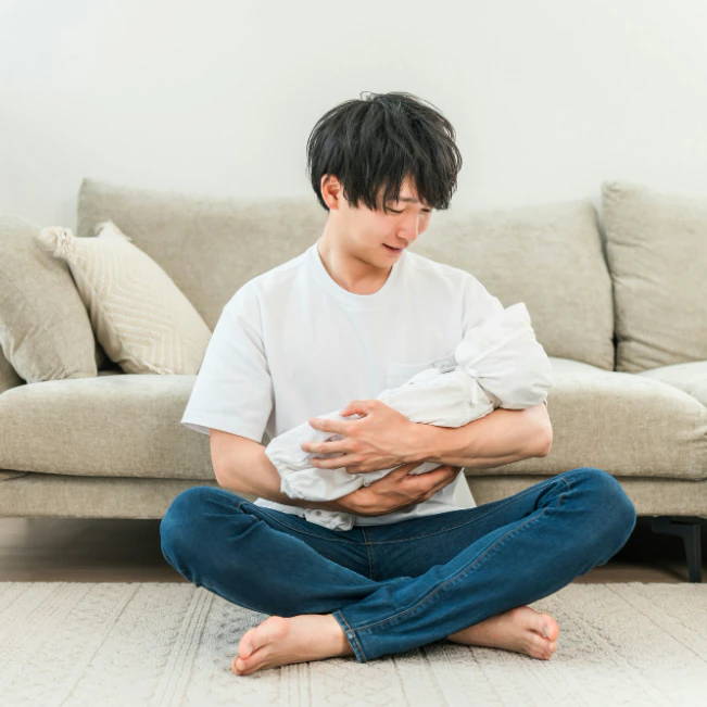 「私＜＜＜赤ちゃんって感じで…」夫婦育休中、夫が一日中抱っこで手持ち無沙汰な妻のモヤモヤ