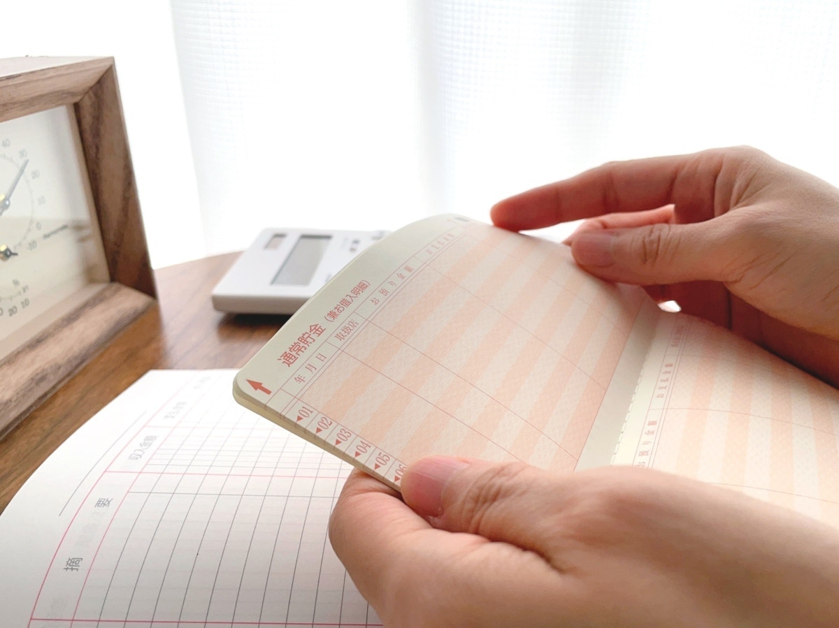 夫名義の【秘密の通帳】→毎月多額の送金をしていた相手にショック｜家族に借金する両親