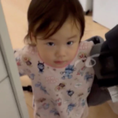 【162万回再生】「抱っこして〜！」ママに断られた1歳が、抱っこ紐を引きずって向かった先とは？