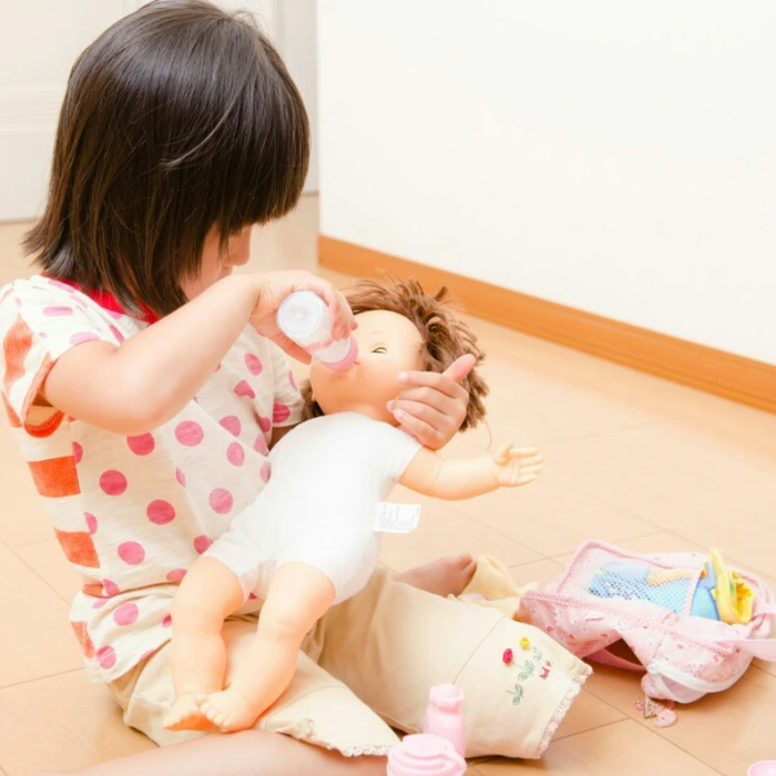 メルちゃんのお世話中、娘が放った“まさかの一言”に1.3万いいね「笑った」