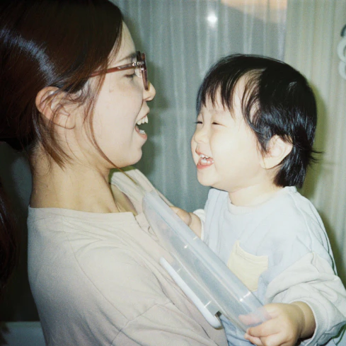 「母子ともに危険だった」壮絶な出産→現在の姿をとらえた写真に反響【心震える投稿】に2千いいね