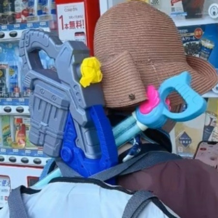 【休日の戦士】自販機前に立つ母の背中→愛あふれる姿に11万いいね「頭が下がります」「報酬は何？」