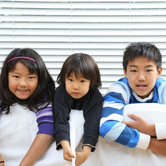 「自分だけ違う椅子でお誕生日席…」3人きょうだいで育った経験者が語る“4人家族前提の社会”の生きづらさ