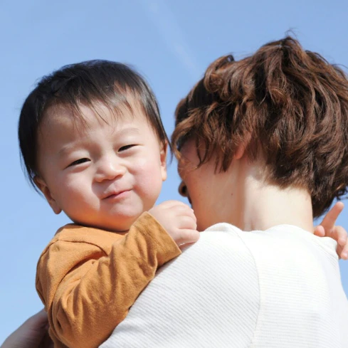 転んで泣いた3歳兄の行く末を見た1歳児→【迫真の演技】に9千いいね「かわいい」「よく見てますよね」