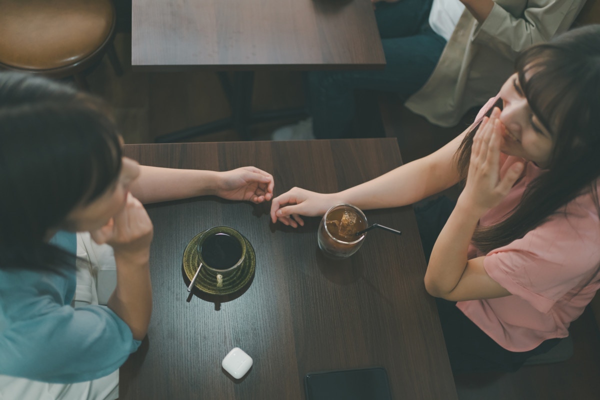 マイホームの真向かいに住むママ友、明るさの影に見え隠れする“違和感”｜フレネミーママ友