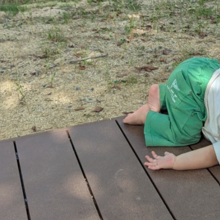 公園に来たのに？→想像以上の“くつろぎっぷり”息子に9,800いいね「かわいすぎ」「寝てるやろ」