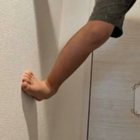 「声出た」自宅トイレ前に現れた“衝撃キャラ”→1.5万人が笑った息子の姿に「やりたいのわかる」