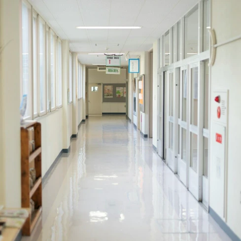 「なぜそこ!?」男児の服が破れるナゾ→衝撃の理由に7万いいね「納得しかない」「男子校の日常」