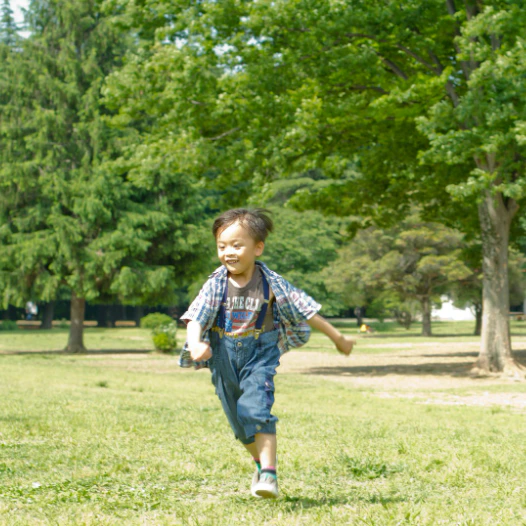 「手をつながずに歩けるのはいつ？」すぐ走っていく4歳児…お出かけが怖いママへのリアルな声