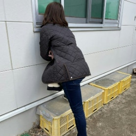2歳児の保育参観で…母の姿が話題に！シュールすぎて1000いいね「完全に不審者」「わかりすぎて笑う」