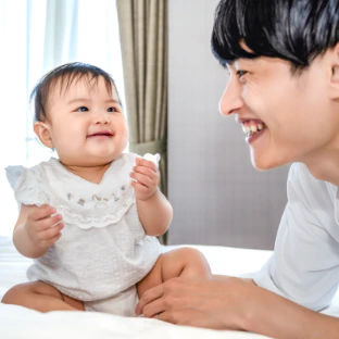 男性の育児休業取得率が50.9% 初めて5割を超える